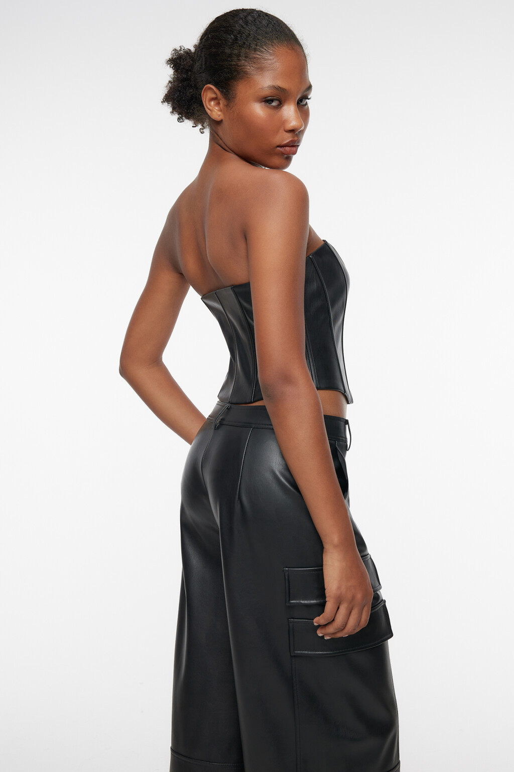 Брюки карго широкие из искусственной кожи со средней посадкой - цвет черный - 8