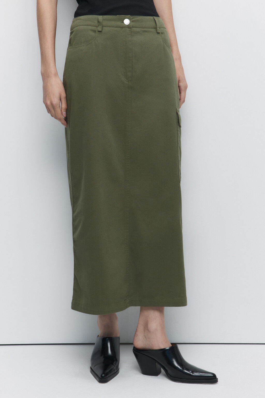 Юбка миди прямая с разрезом и карманами - цвет зеленый - 1