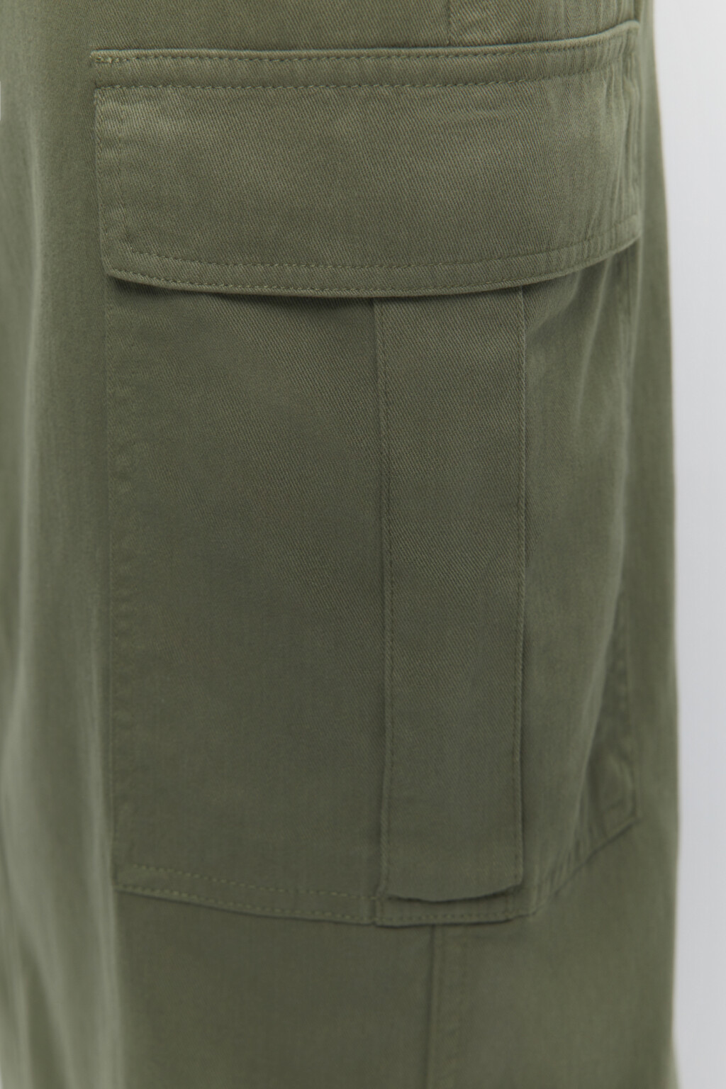 Юбка миди прямая с разрезом и карманами - цвет зеленый - 6