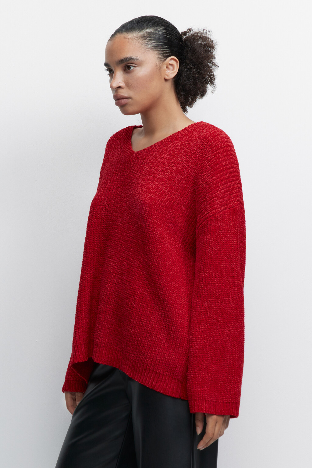 Джемпер oversize крупной вязки с V-вырезом - цвет красный - 3
