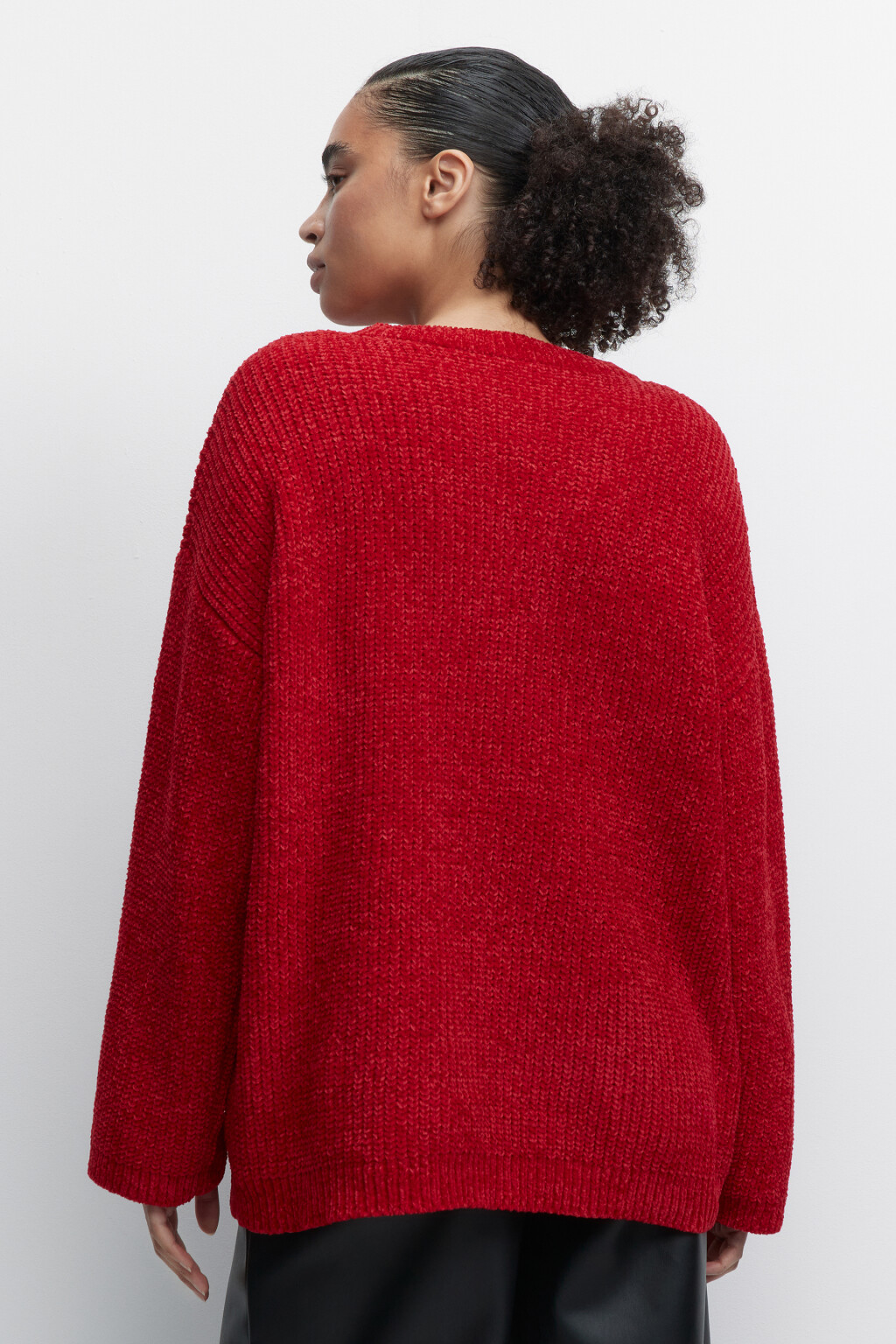 Джемпер oversize крупной вязки с V-вырезом - цвет красный - 4