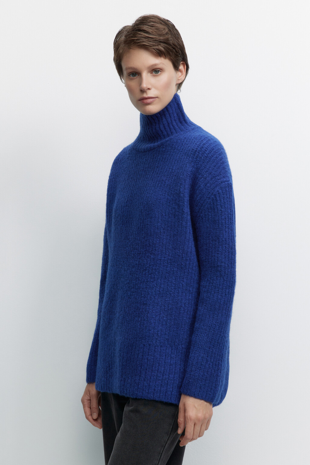 Свитер oversize в рубчик с воротником-стойкой - цвет синий - 3