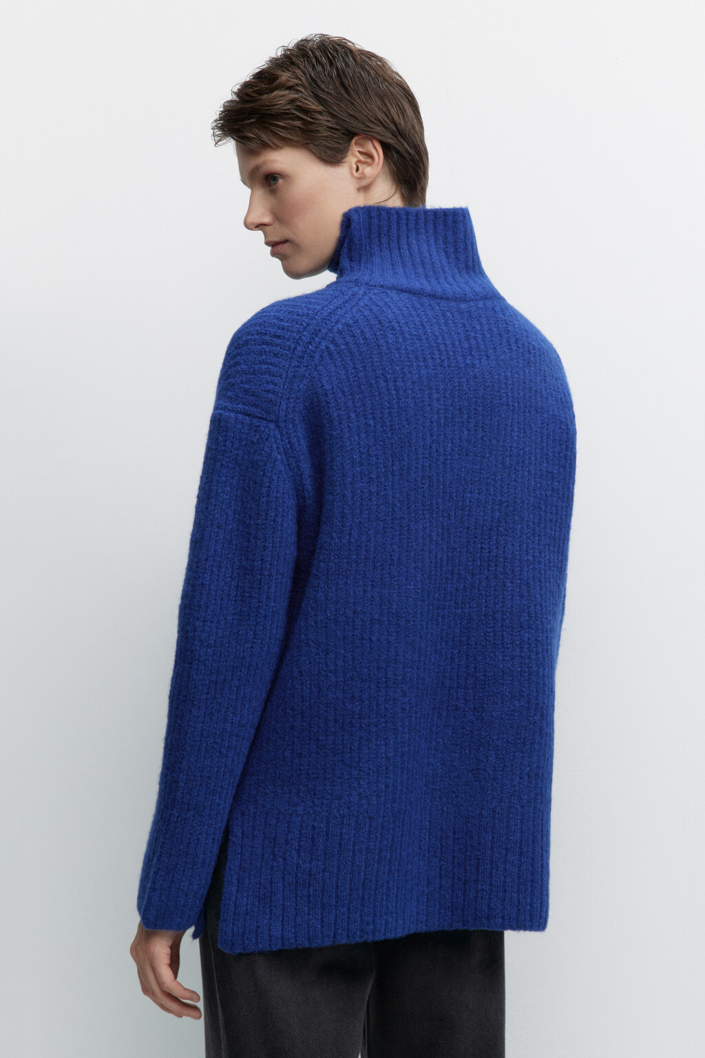 Свитер oversize в рубчик с воротником-стойкой - цвет синий - 4