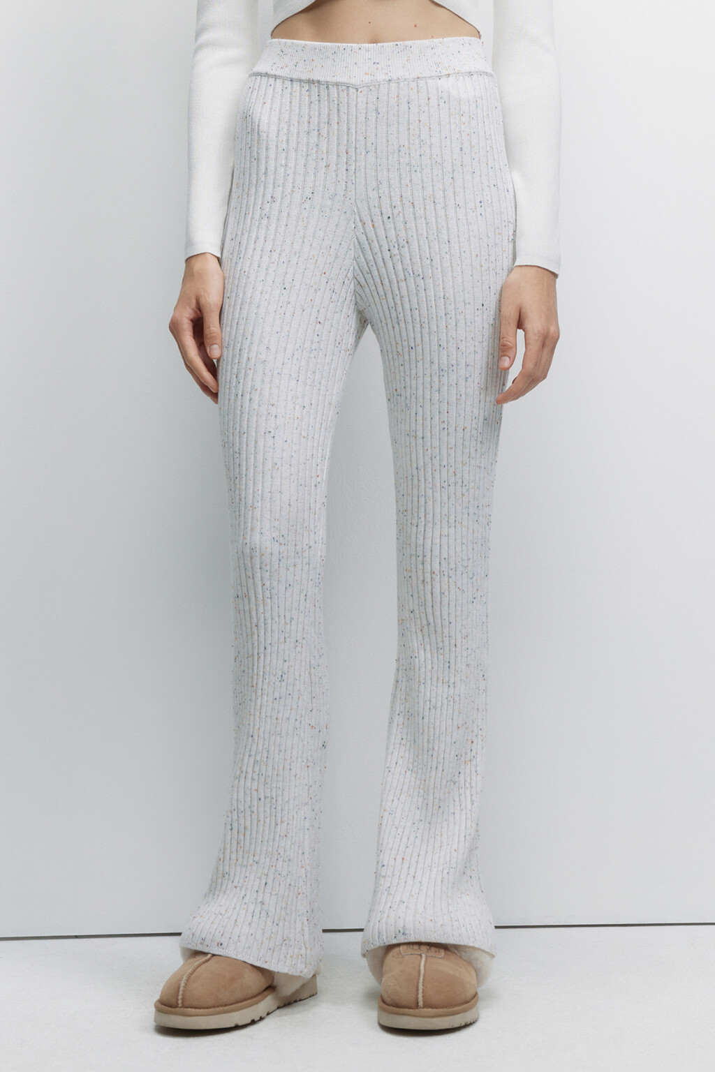 Брюки клеш вязаные теплые со средней посадкой - цвет бежевый - 2