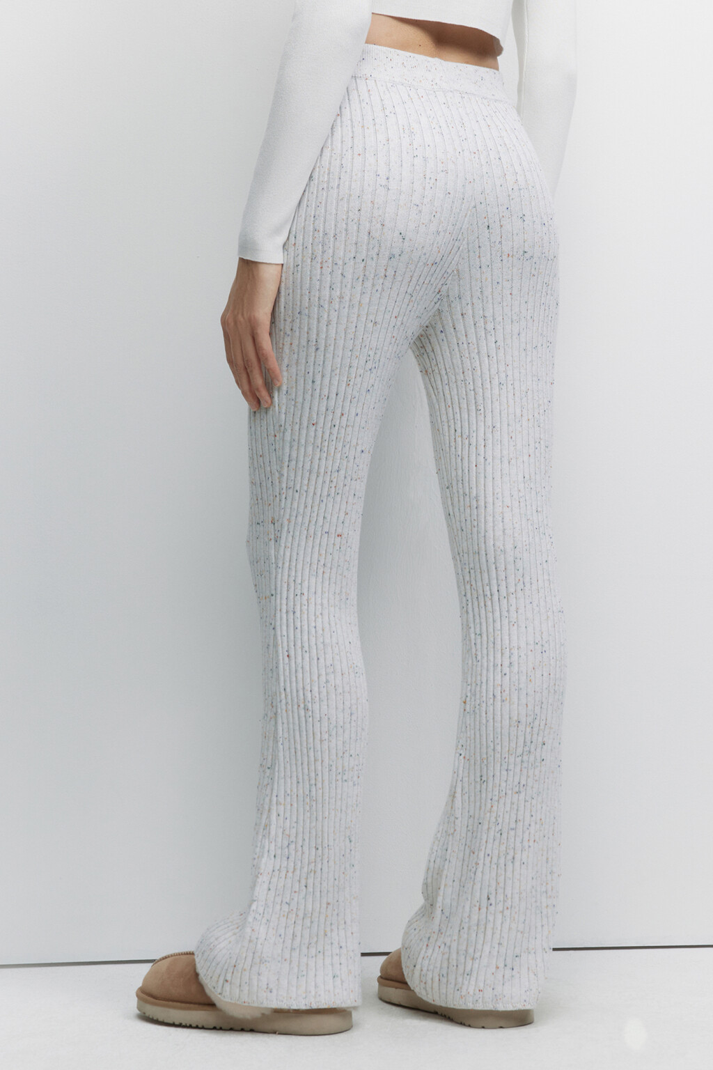 Брюки клеш вязаные теплые со средней посадкой - цвет бежевый - 4