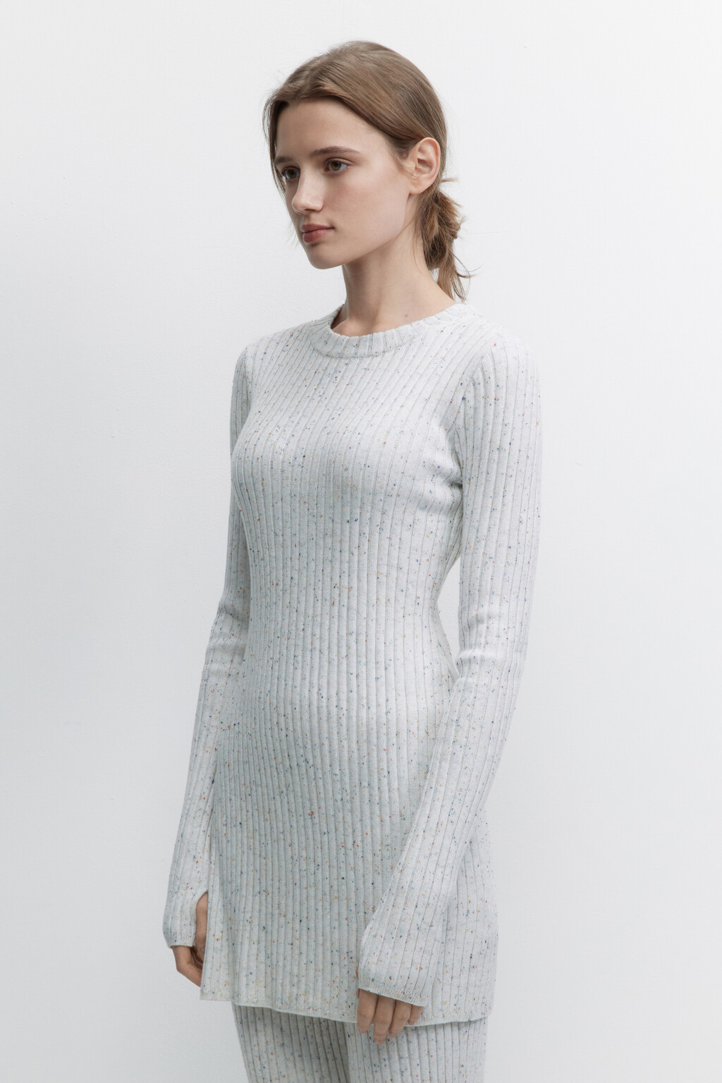 Джемпер вязаный удлиненный с прорезями для пальца - цвет бежевый - 2