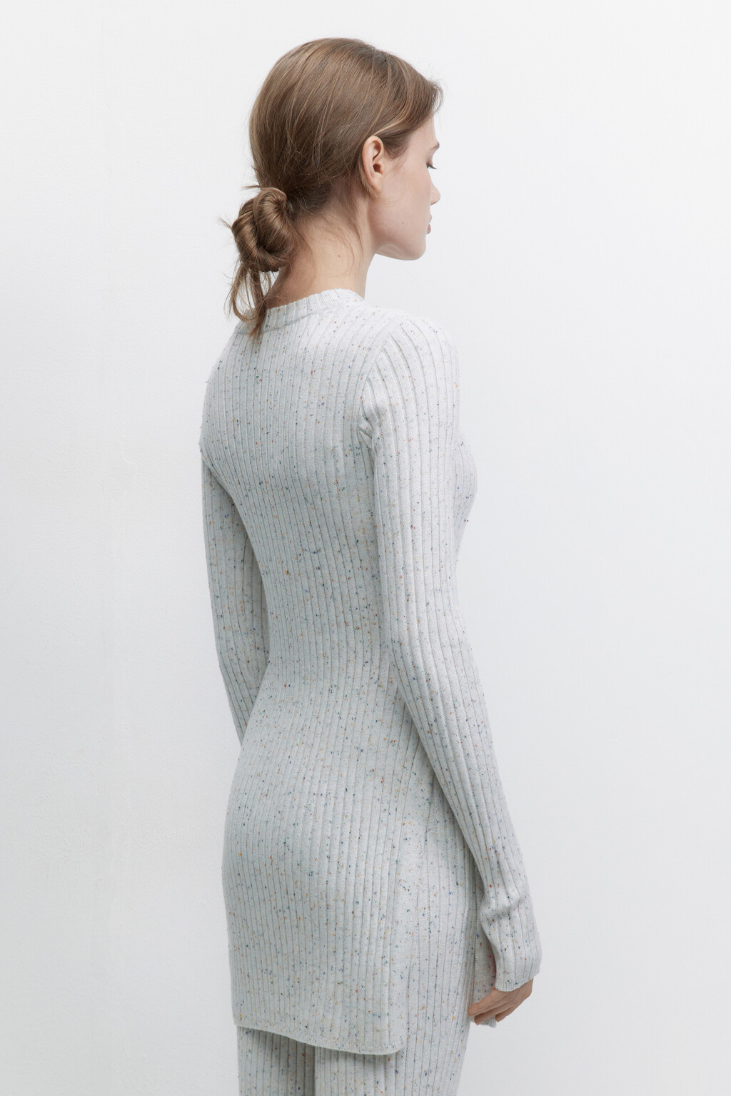 Джемпер вязаный удлиненный с прорезями для пальца - цвет бежевый - 3