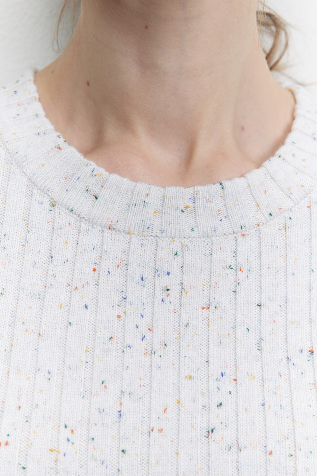 Джемпер вязаный удлиненный с прорезями для пальца - цвет бежевый - 5