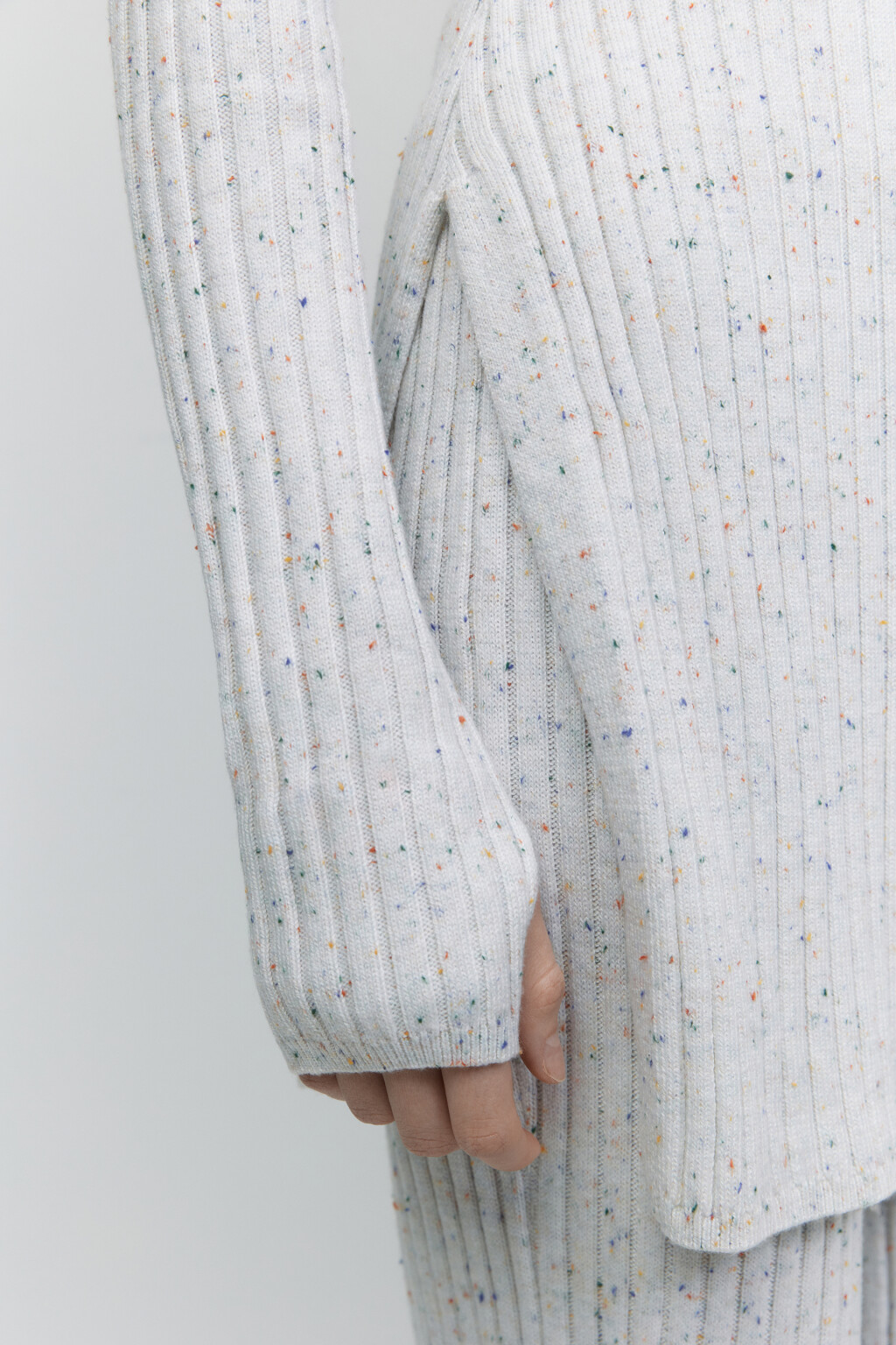 Джемпер вязаный удлиненный с прорезями для пальца - цвет бежевый - 6