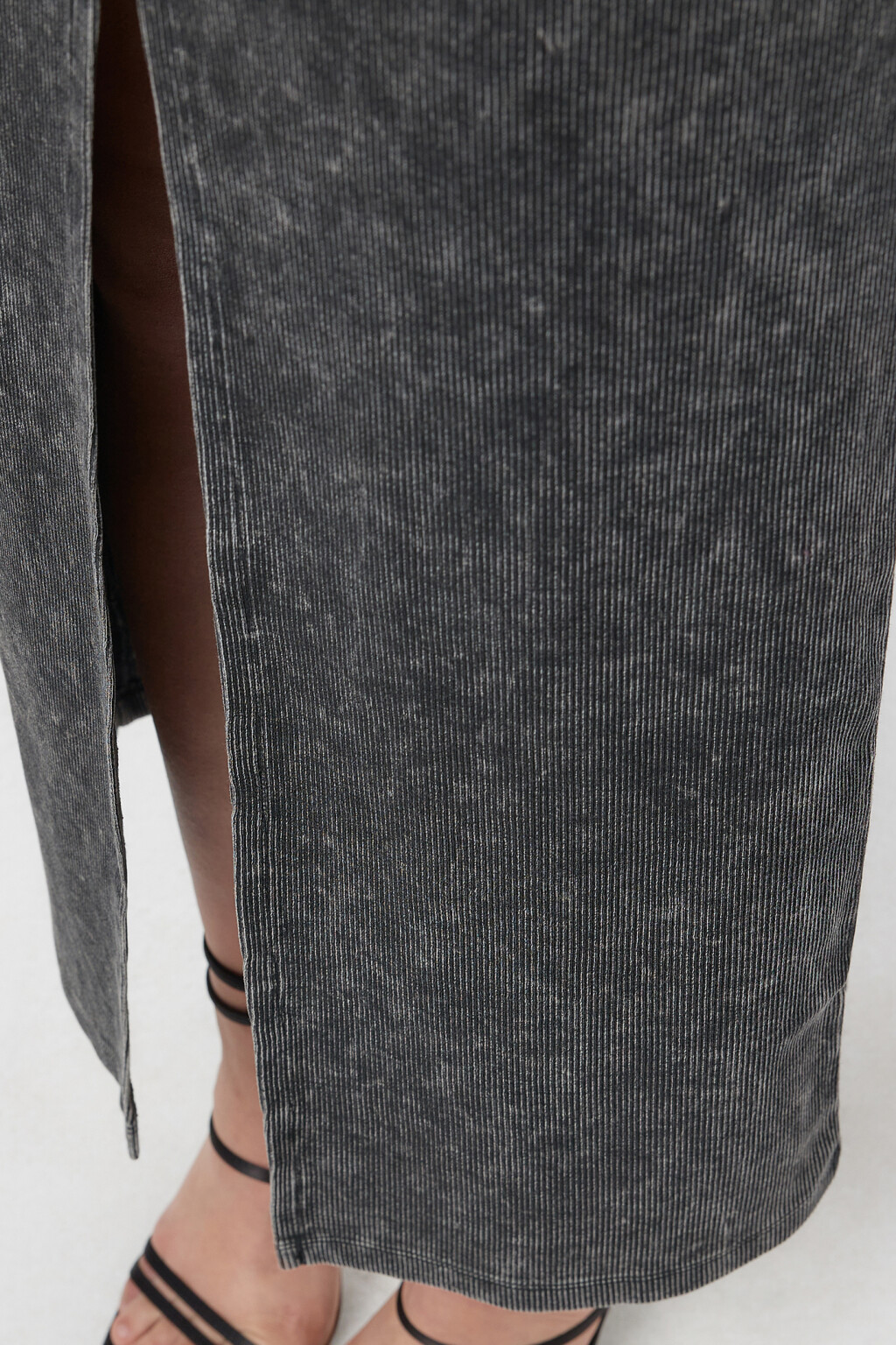 Юбка-карандаш миди трикотажная с вареным эффектом - цвет черный - 6