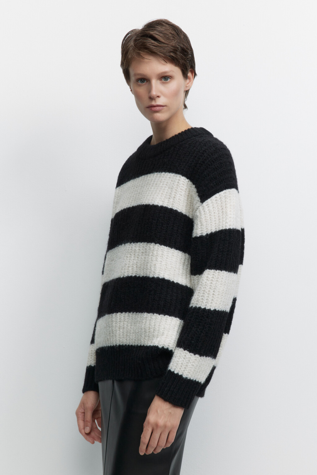 Джемпер вязаный пушистый из шерсти и альпака - цвет черный - 4