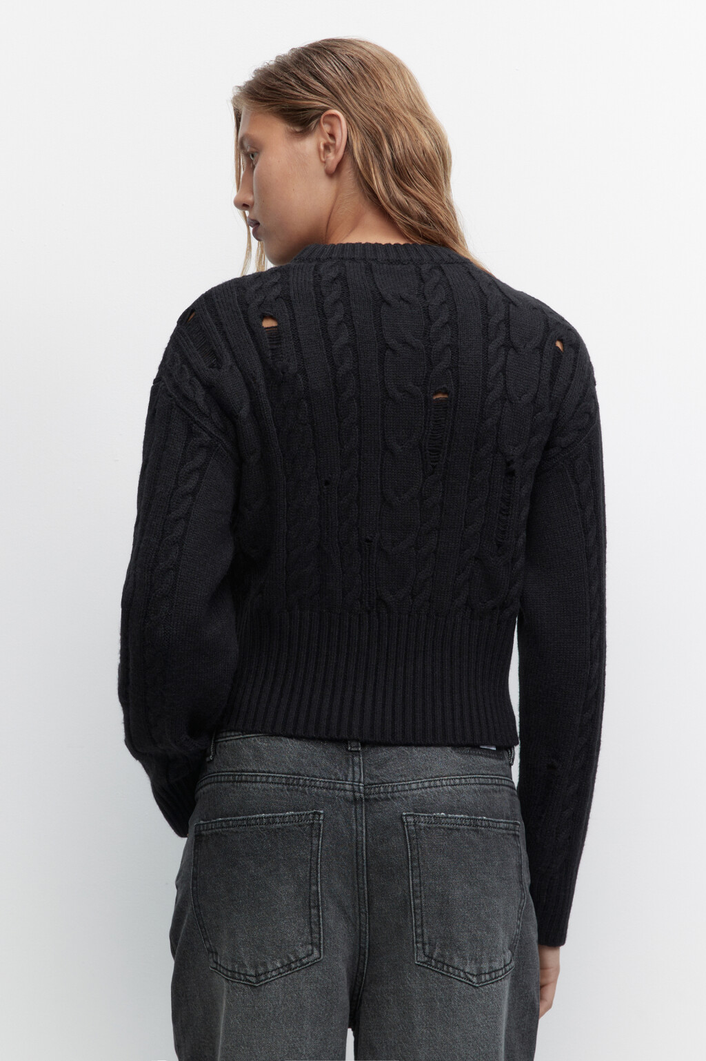 Джемпер вязаный укороченный с узором-косичкой - цвет черный - 4
