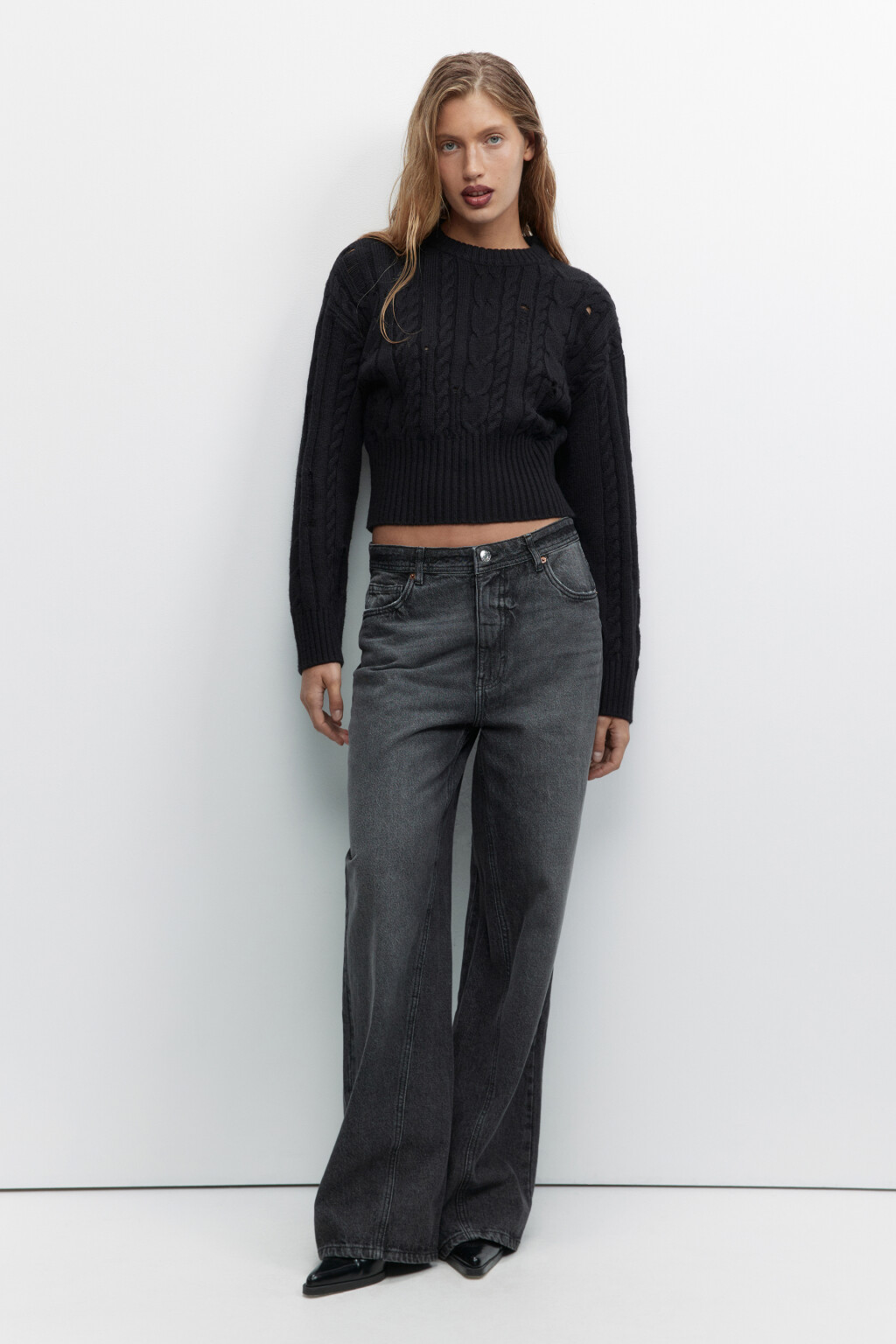 Джемпер вязаный укороченный с узором-косичкой - цвет черный - 1