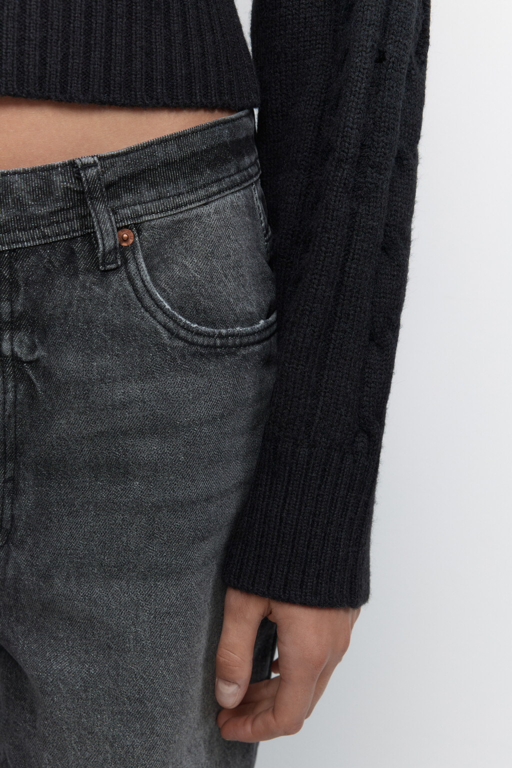 Джемпер вязаный укороченный с узором-косичкой - цвет черный - 6