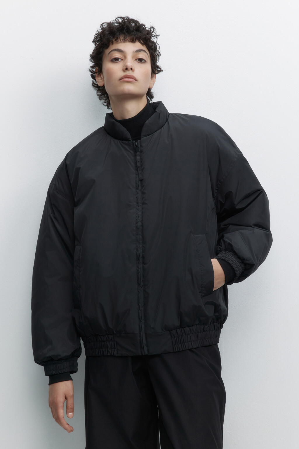 Куртка-бомбер oversize утепленная с коротким воротником - цвет черный - 2