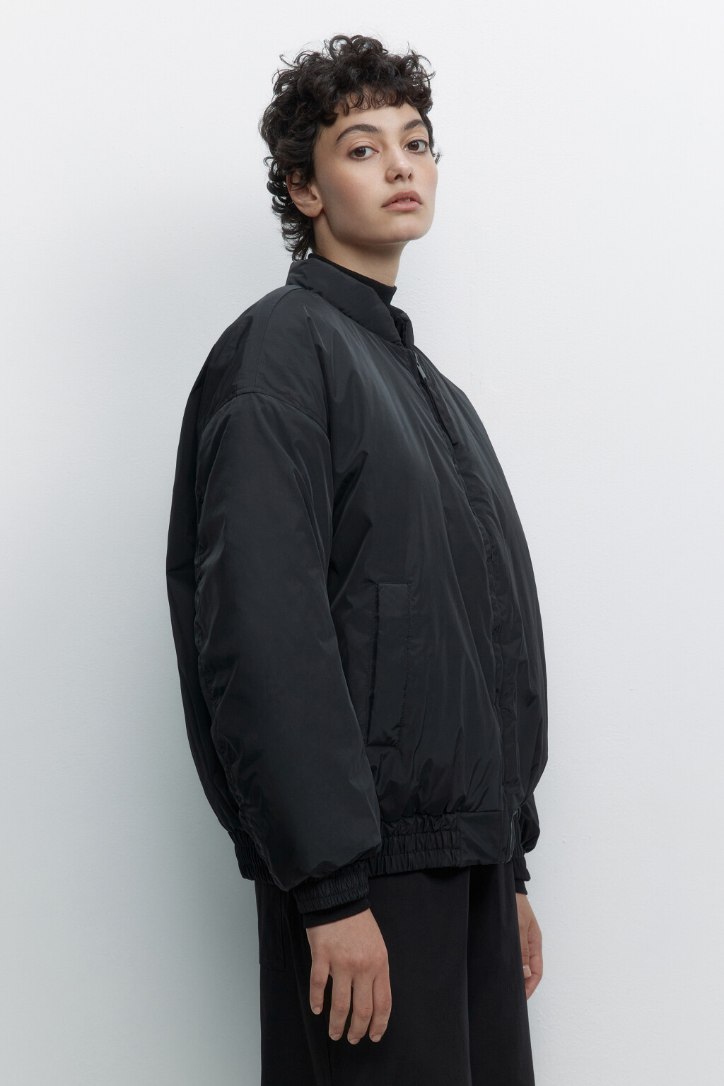Куртка-бомбер oversize утепленная с коротким воротником - цвет черный - 3