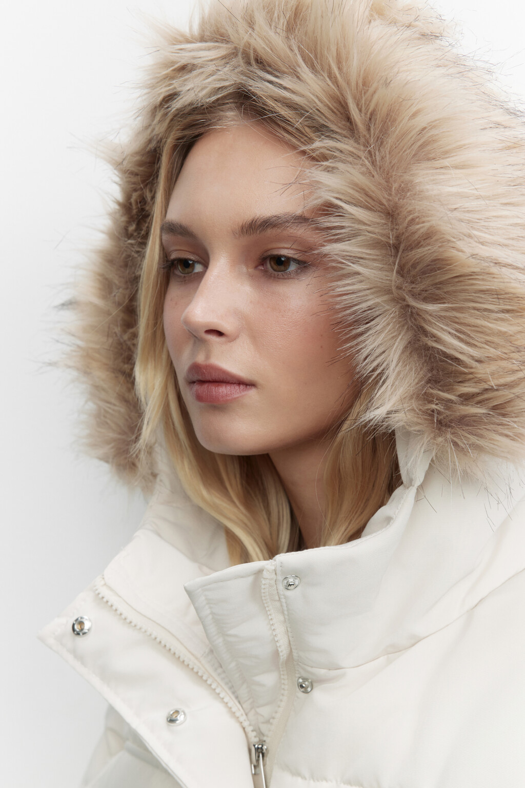 Куртка-парка стеганая утепленная с опушкой на капюшоне - цвет бежевый - 2