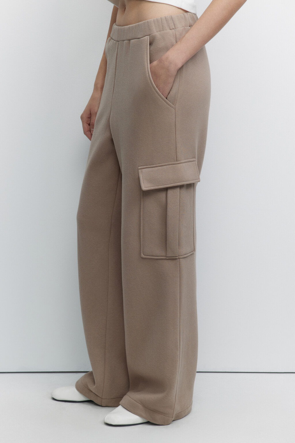 Брюки широкие трикотажные с карманами карго - цвет бежевый - 2