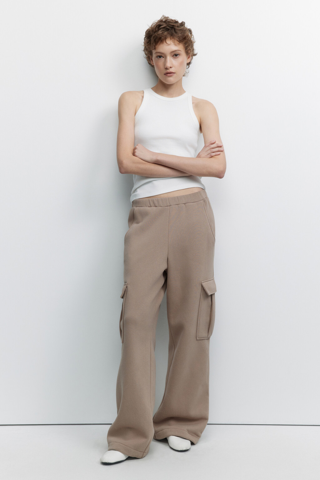 Брюки широкие трикотажные с карманами карго - цвет бежевый - 4