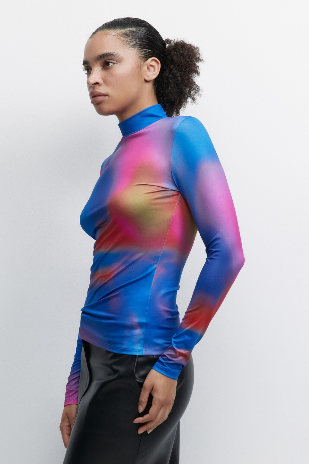 Водолазка гладкая облегающая с принтом-абстракцией - цвет мультиколор - 2