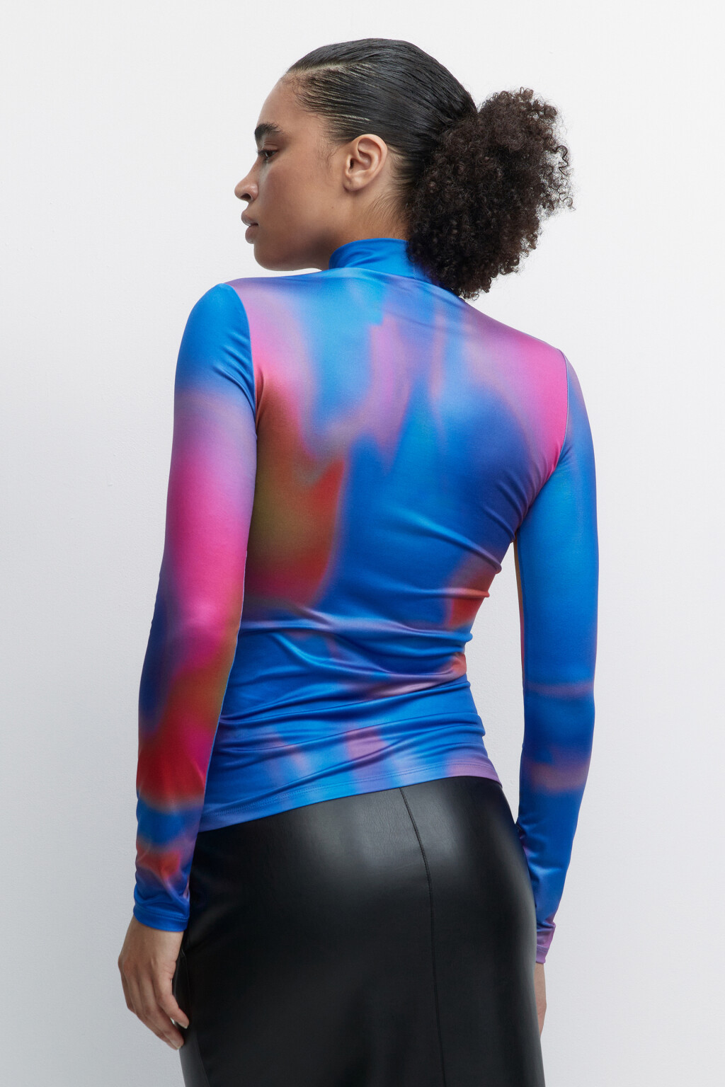 Водолазка гладкая облегающая с принтом-абстракцией - цвет мультиколор - 3
