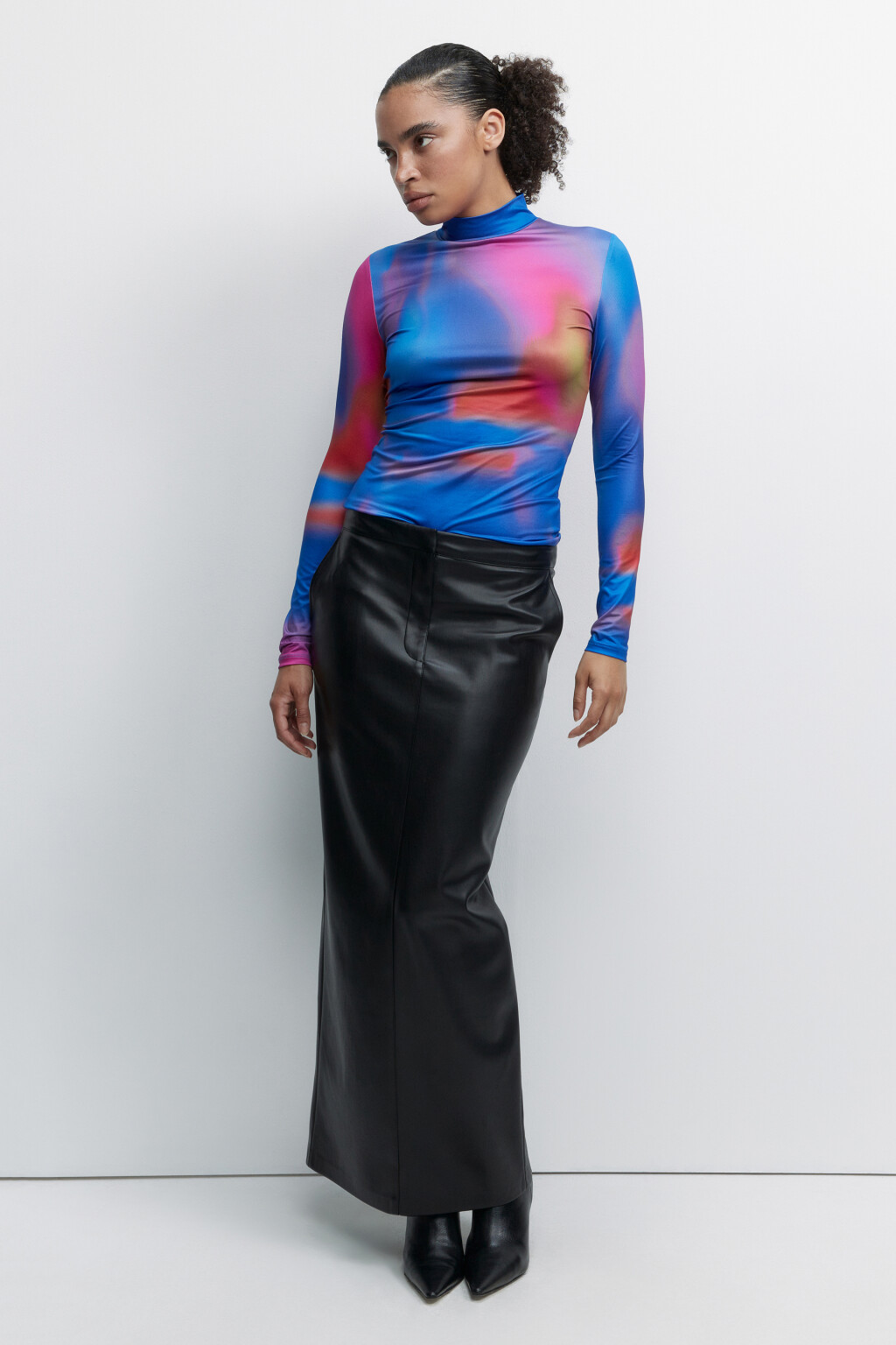 Водолазка гладкая облегающая с принтом-абстракцией - цвет мультиколор - 4