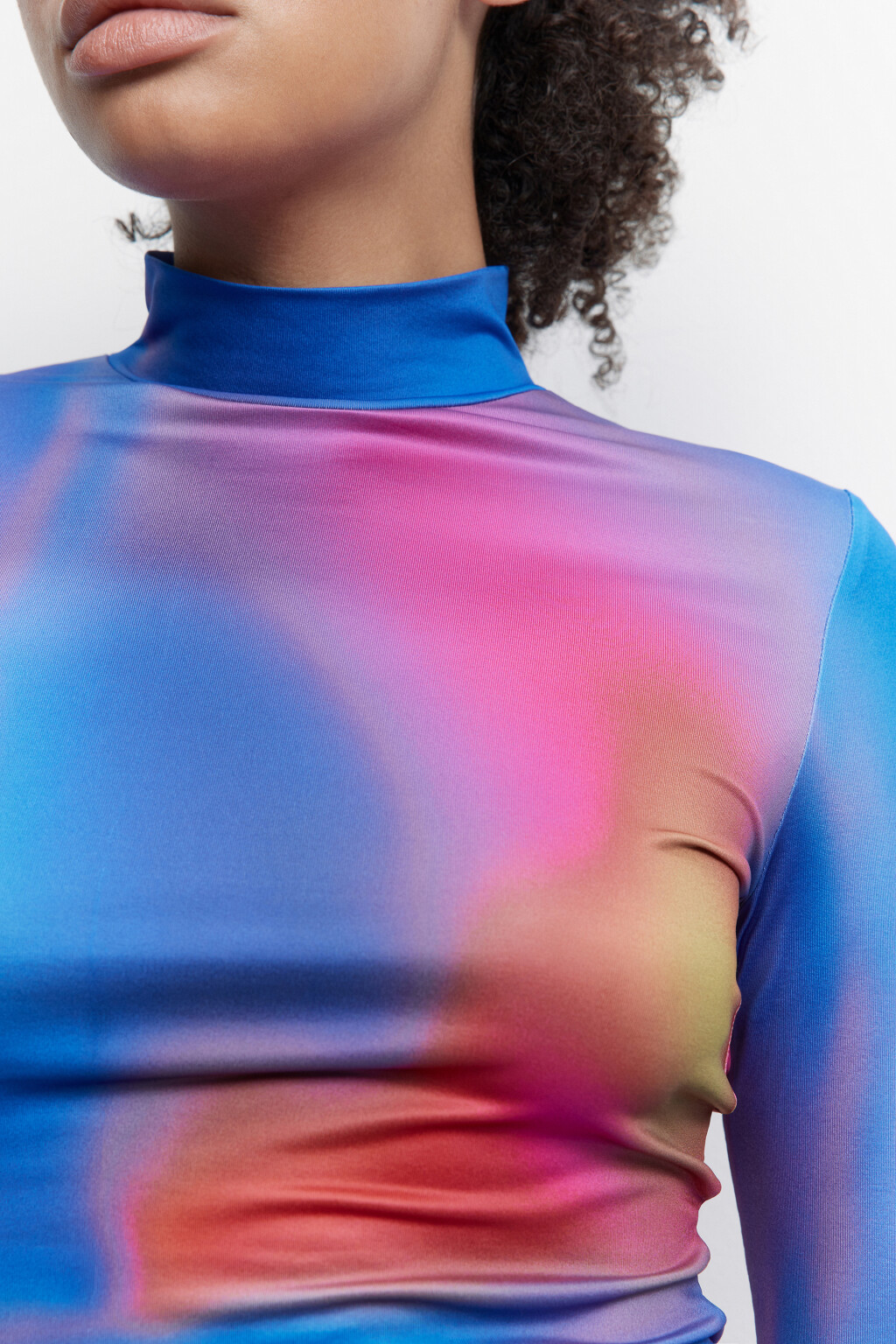 Водолазка гладкая облегающая с принтом-абстракцией - цвет мультиколор - 5