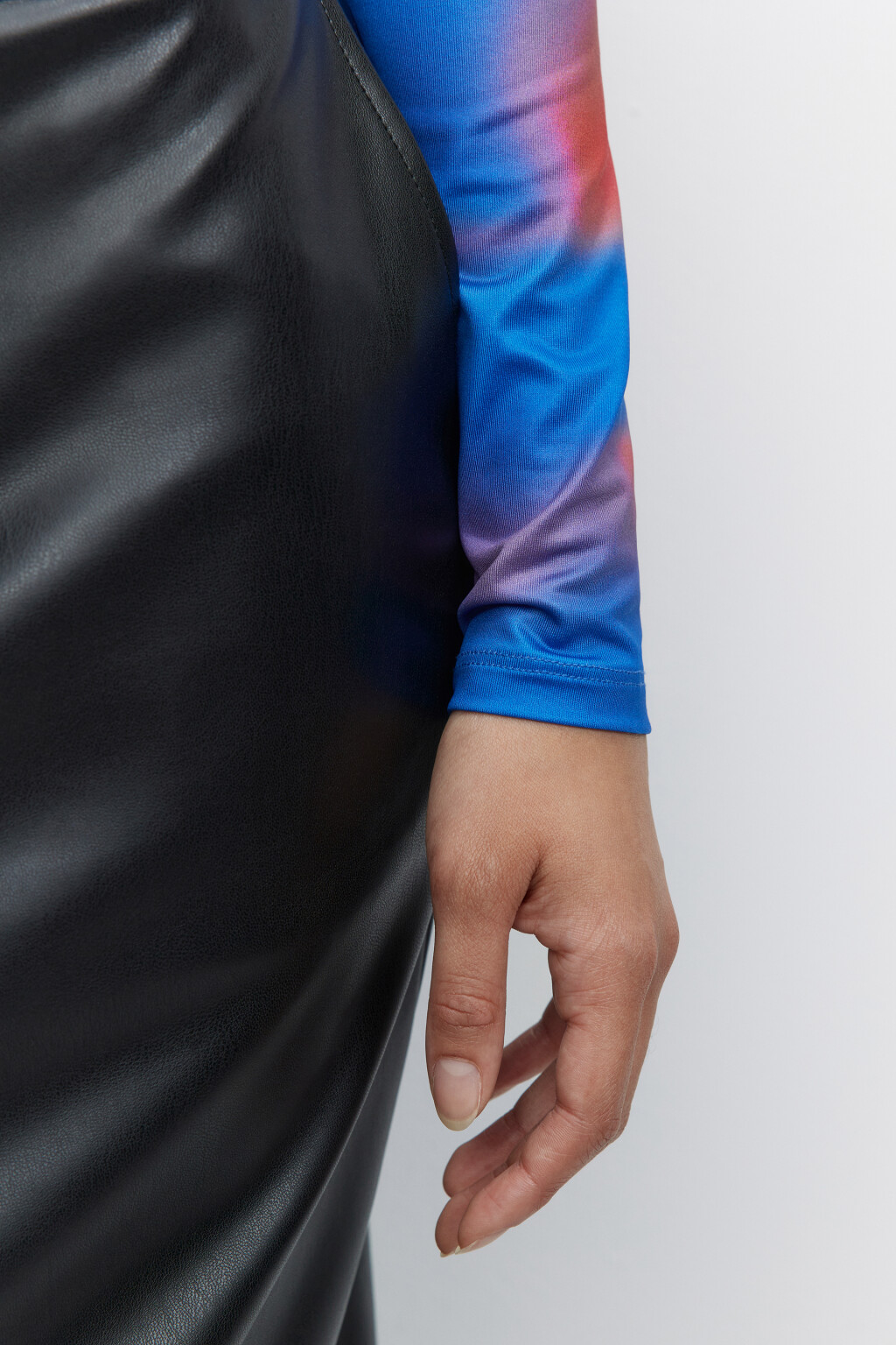 Водолазка гладкая облегающая с принтом-абстракцией - цвет мультиколор - 6