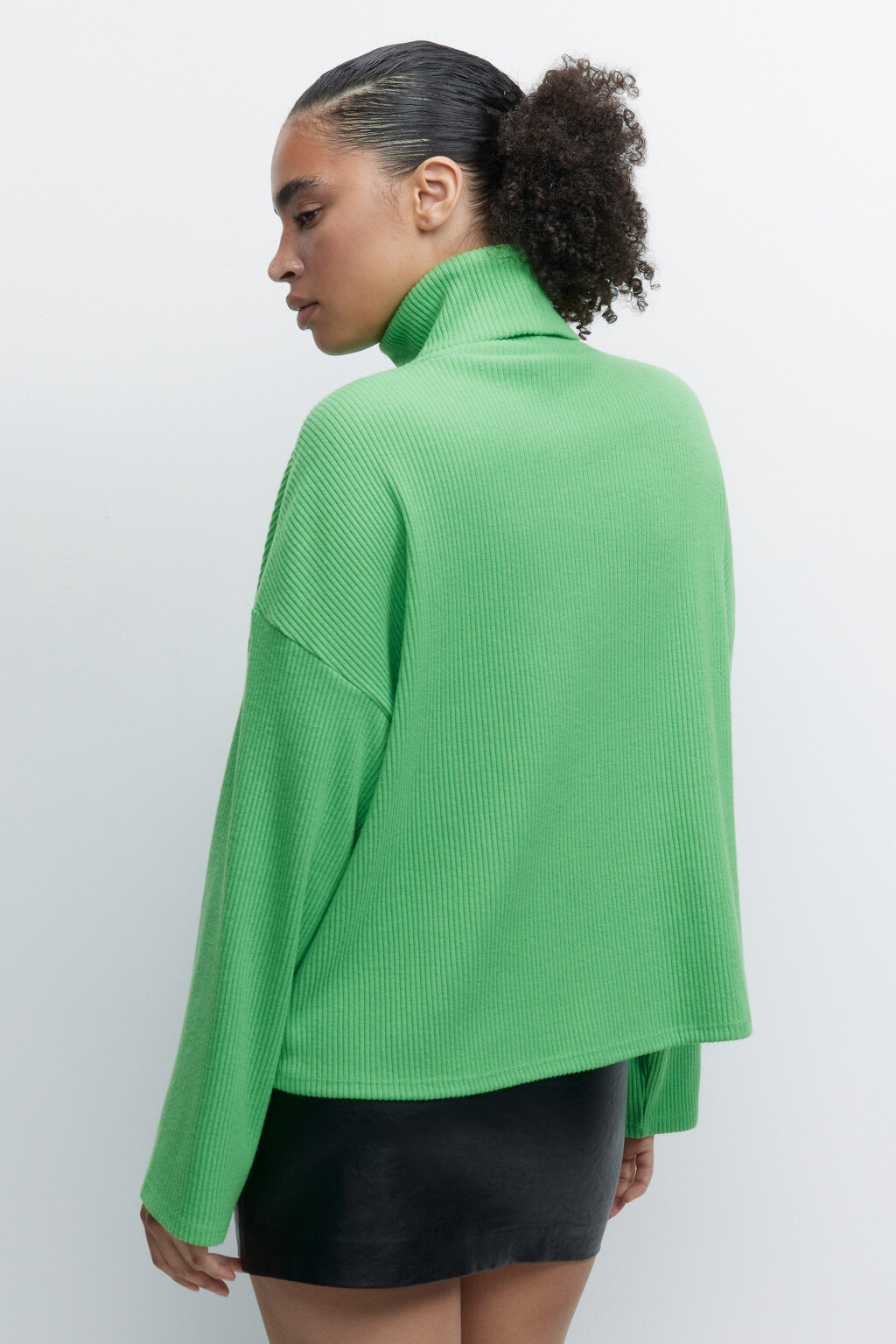 Свитер oversize с воротником в рубчик - цвет зеленый - 4