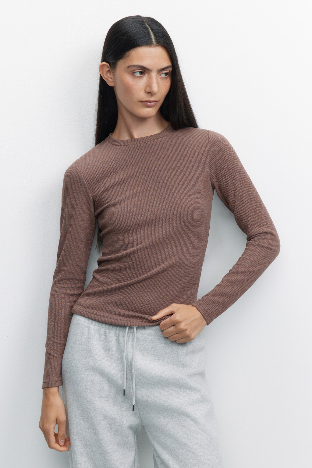 Лонгслив облегающий в рубчик в базовых цветах - цвет коричневый - 2