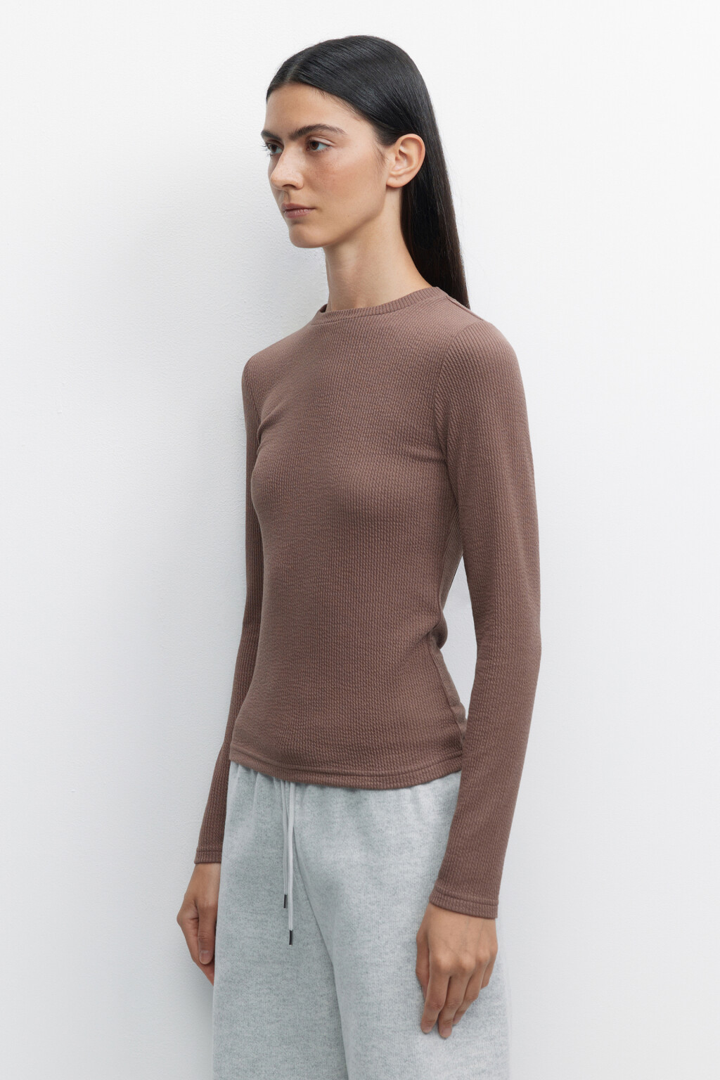 Лонгслив облегающий в рубчик в базовых цветах - цвет коричневый - 3