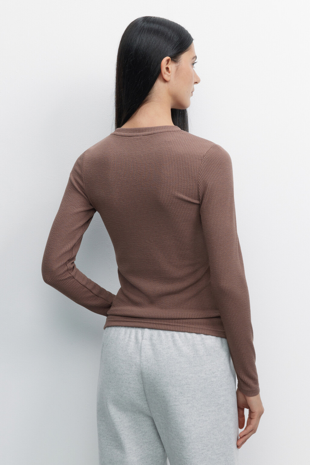 Лонгслив облегающий в рубчик в базовых цветах - цвет коричневый - 4