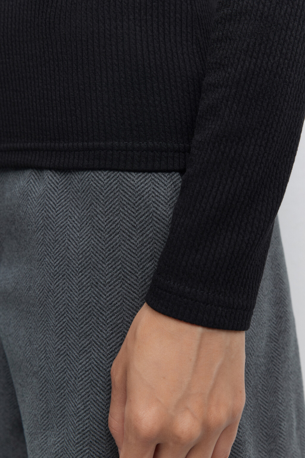 Лонгслив облегающий в рубчик в базовых цветах - цвет черный - 7