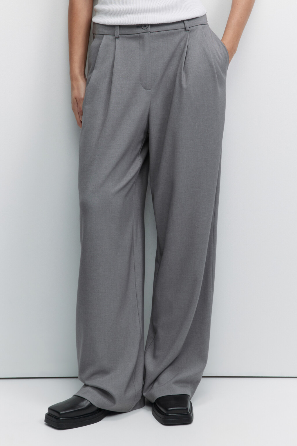 Брюки широкие костюмные со складками у пояса - цвет серый - 2