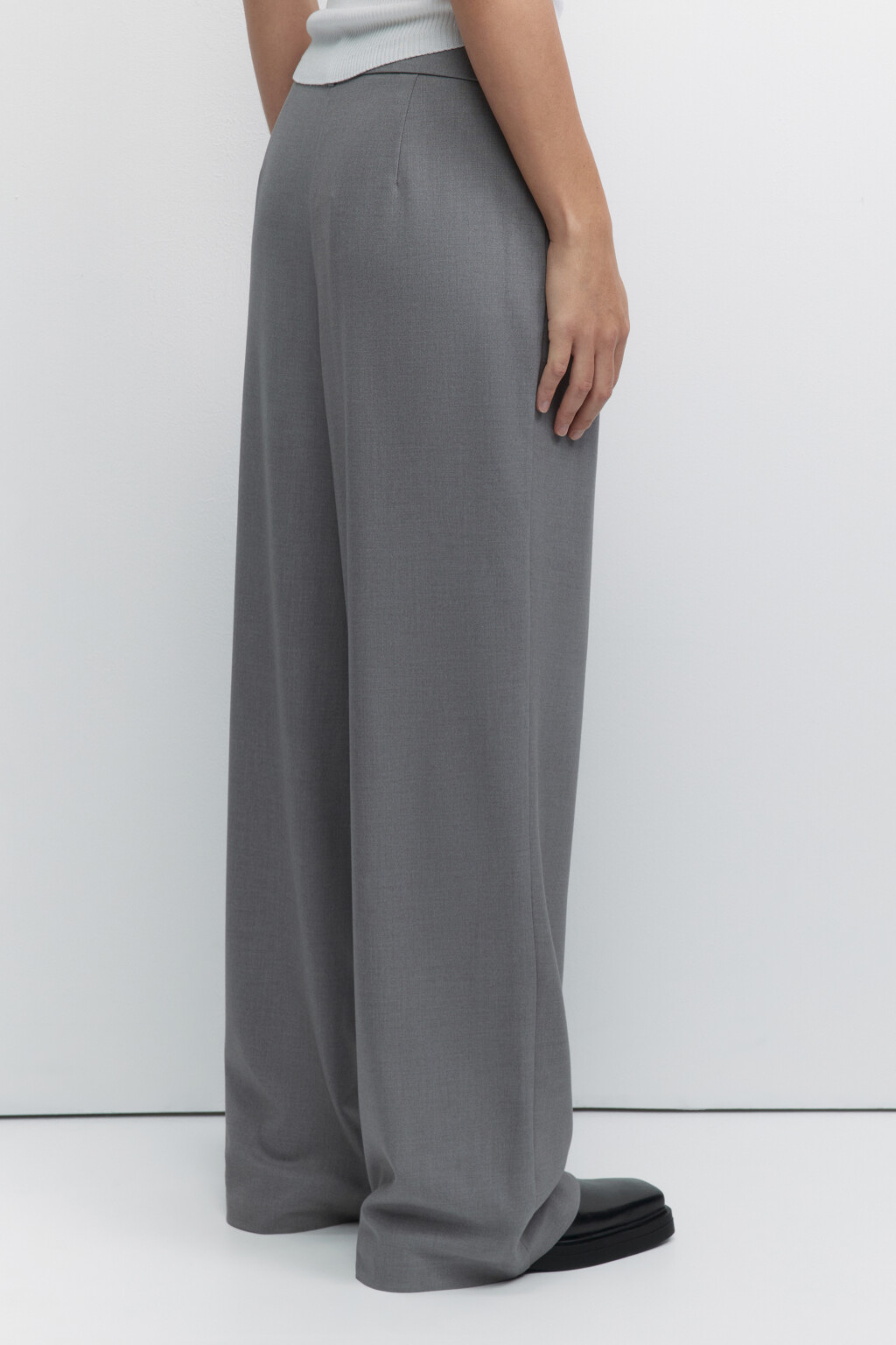 Брюки широкие костюмные со складками у пояса - цвет серый - 4