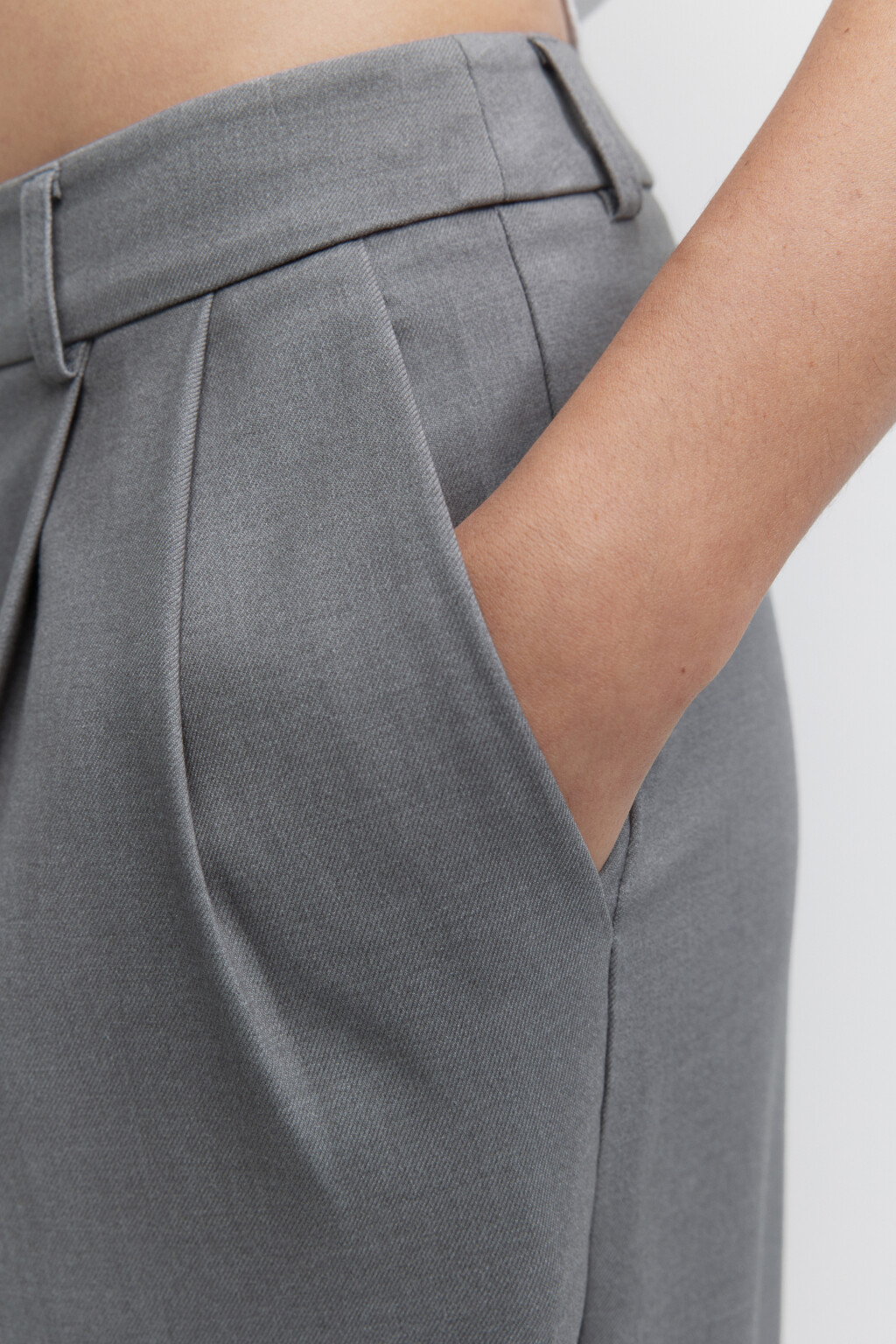 Брюки широкие костюмные со складками у пояса - цвет серый - 6
