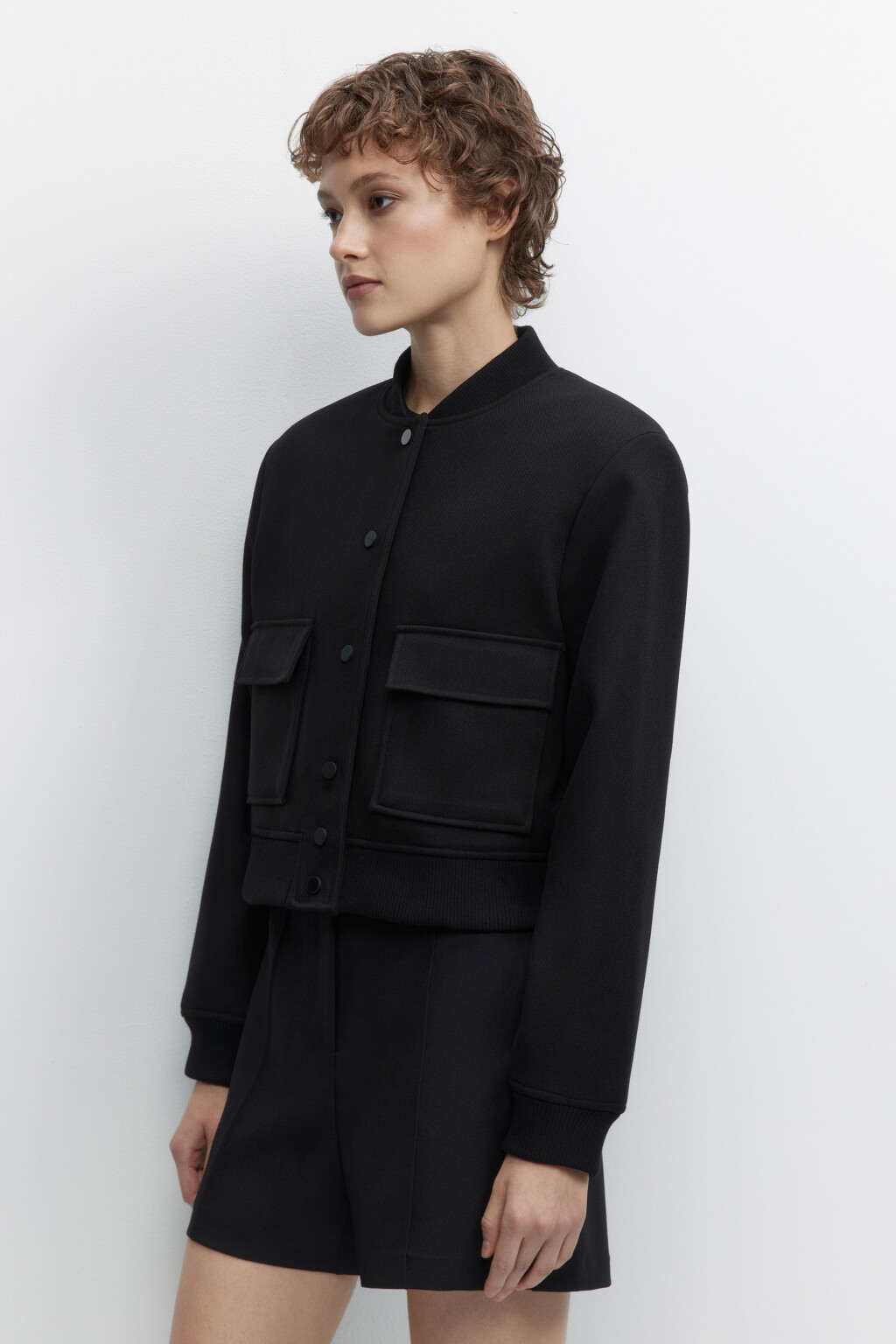 Пиджак-бомбер укороченный с накладными карманами - цвет черный - 4