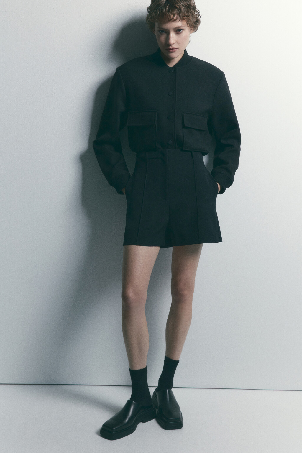 Пиджак-бомбер укороченный с накладными карманами - цвет черный - 2