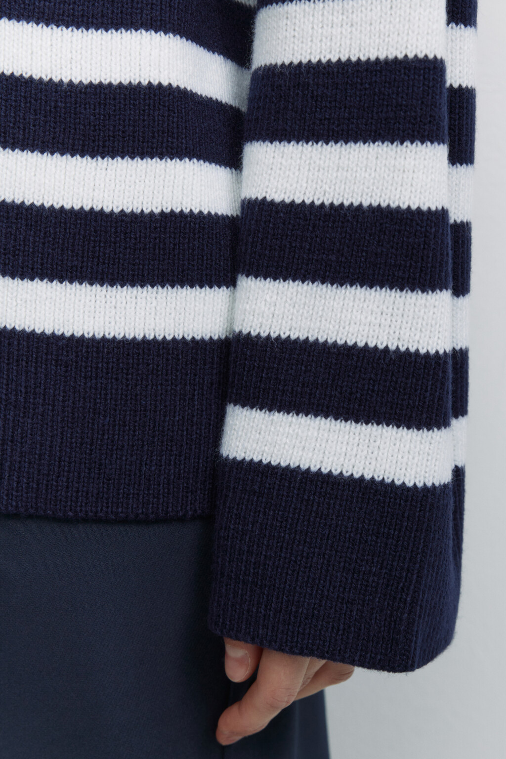 Свитер oversize с воротником-стойкой на молнии - цвет синий - 7