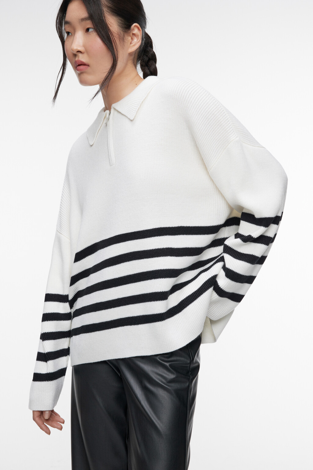 Свитер oversize с воротником-стойкой на молнии - цвет белый - 1