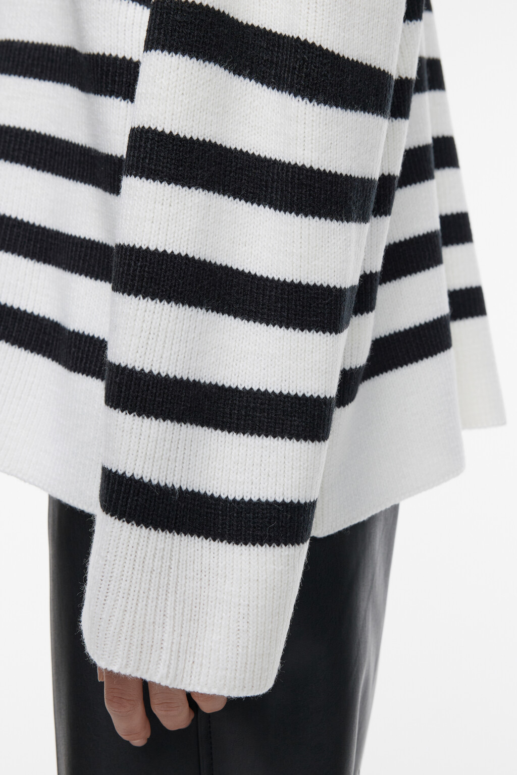 Свитер oversize с воротником-стойкой на молнии - цвет белый - 7