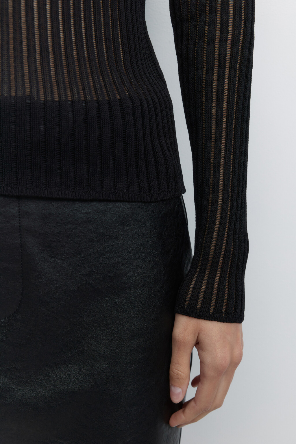 Лонгслив тонкий облегающий из ажурной ткани - цвет черный - 6