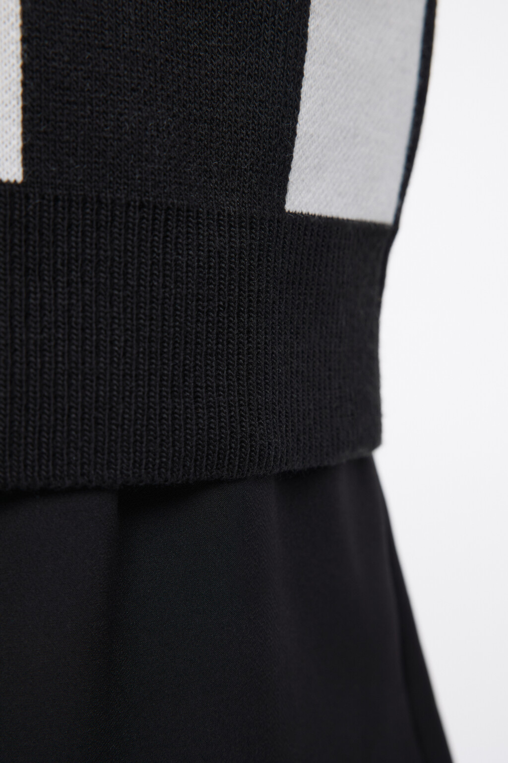 Жилетка вязаная жаккардовая с принтом в клетку - цвет черный - 7