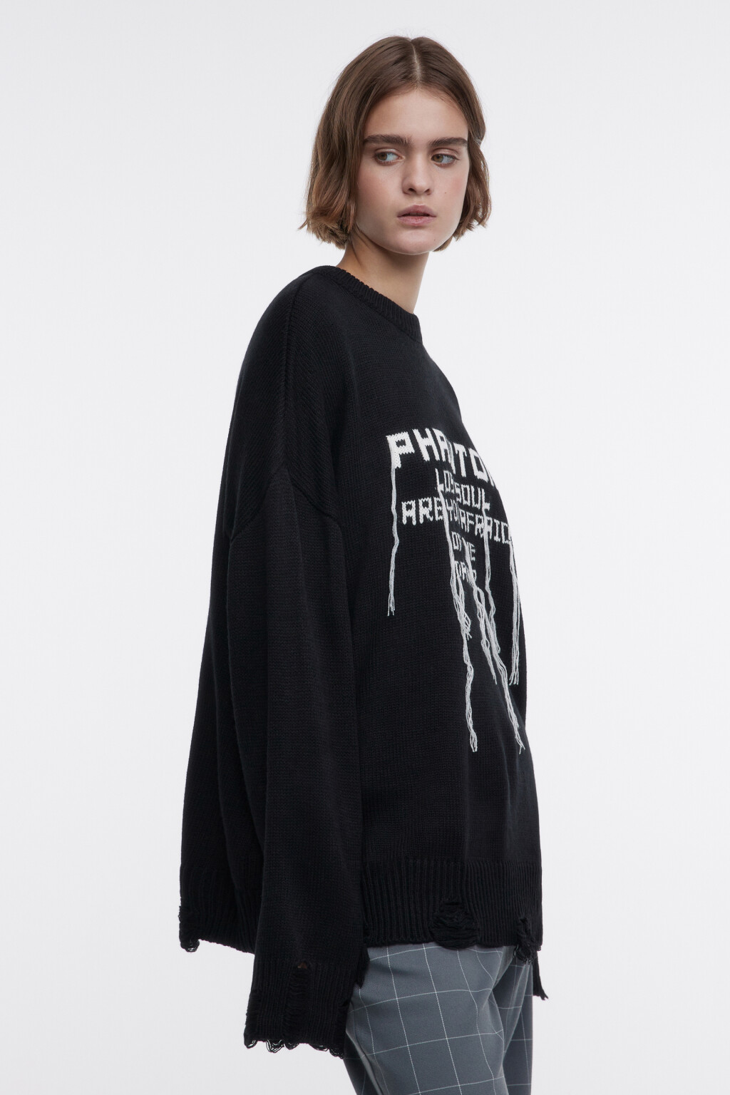 Джемпер oversize вязаный рваный с принтом-надписью - цвет черный - 4