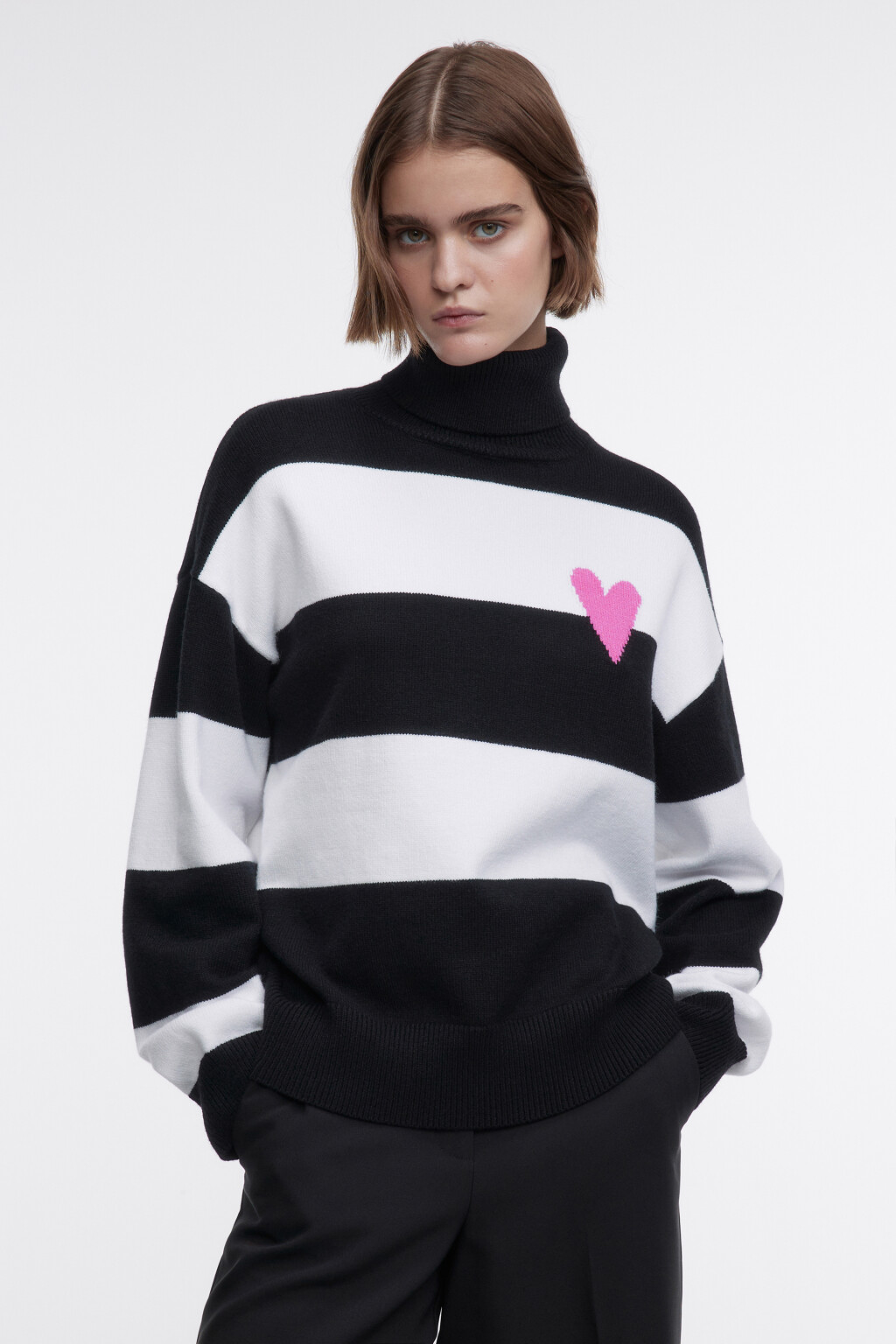 Свитер вязаный вискозный с сердечком на груди - цвет черный - 1