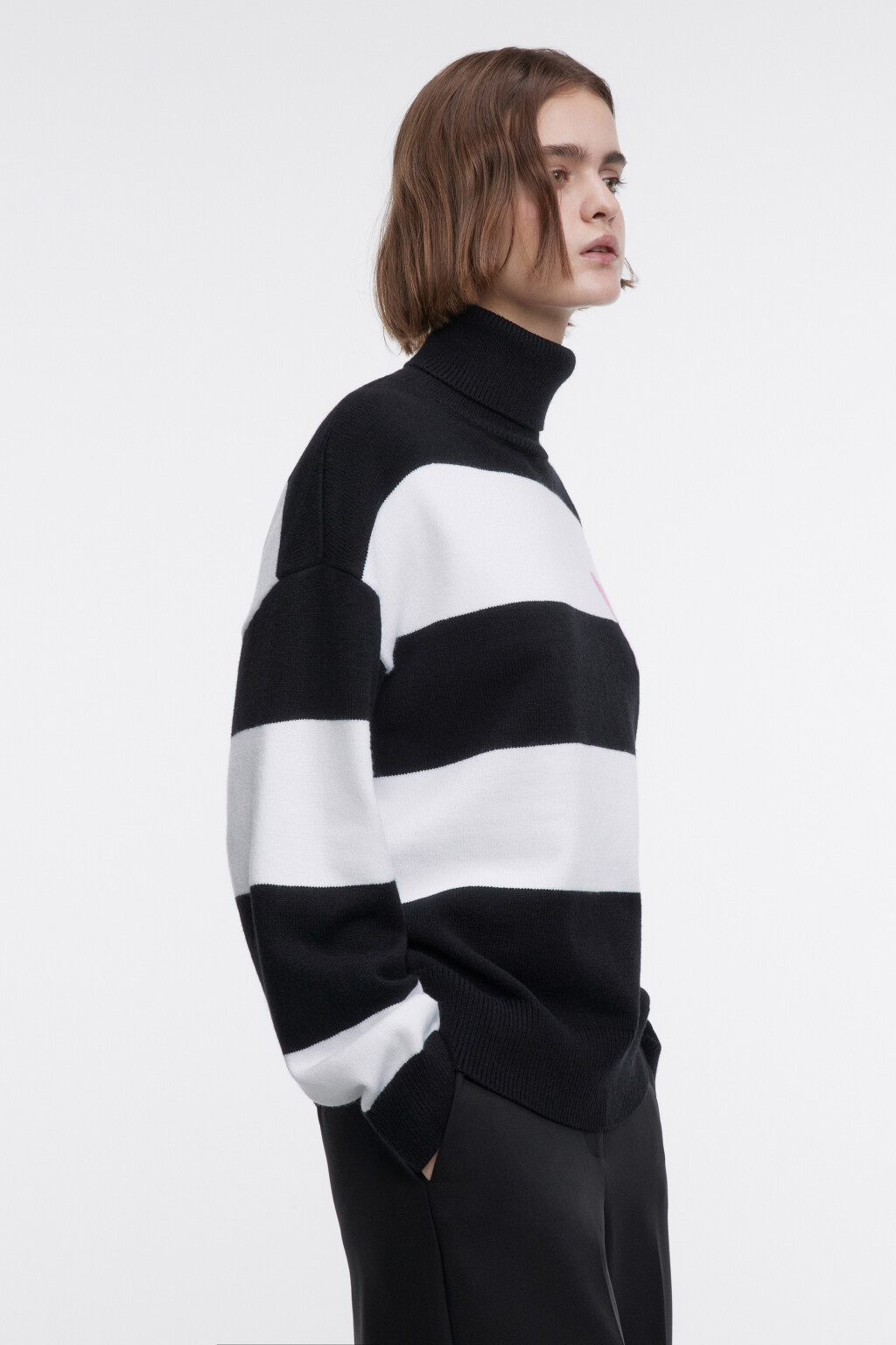 Свитер вязаный вискозный с сердечком на груди - цвет черный - 2