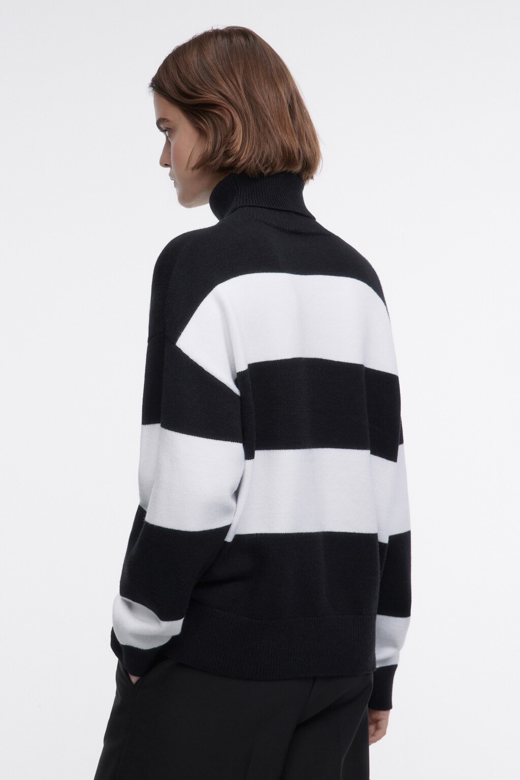 Свитер вязаный вискозный с сердечком на груди - цвет черный - 3