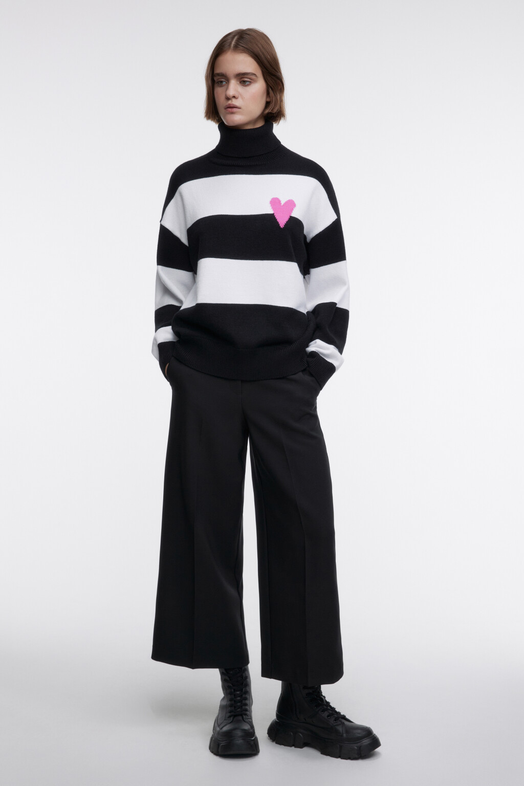 Свитер вязаный вискозный с сердечком на груди - цвет черный - 4