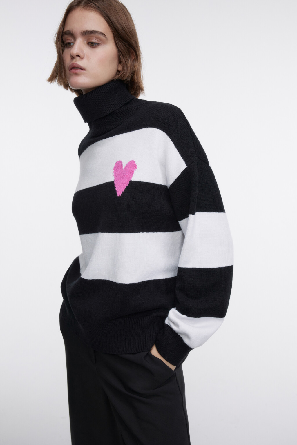 Свитер вязаный вискозный с сердечком на груди - цвет черный - 5