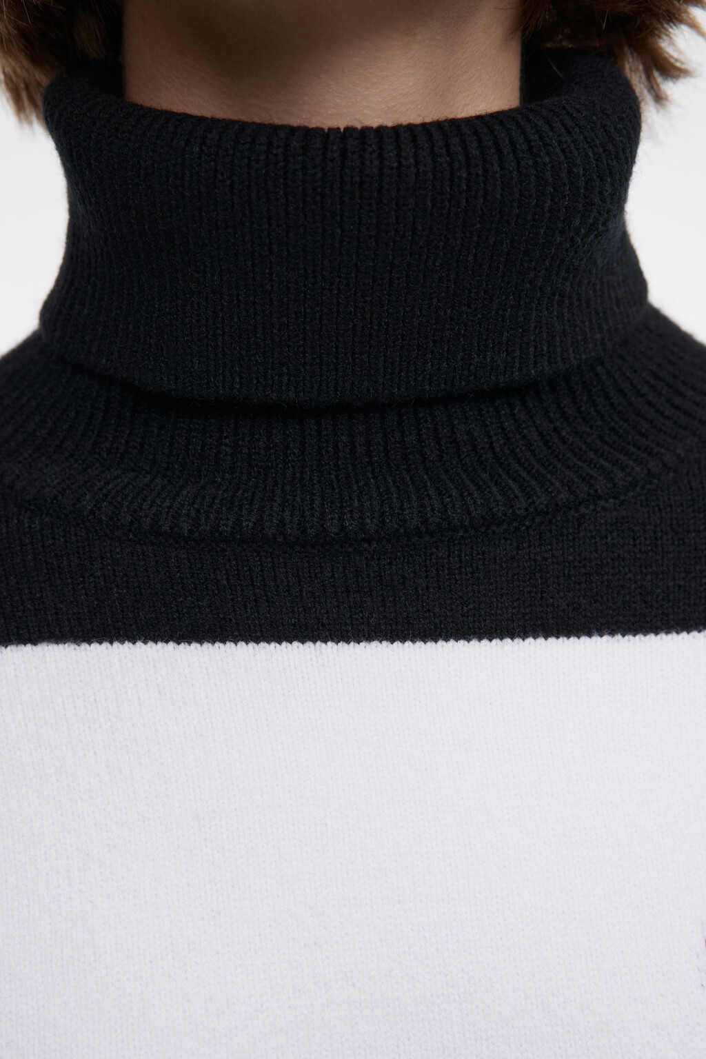 Свитер вязаный вискозный с сердечком на груди - цвет черный - 6